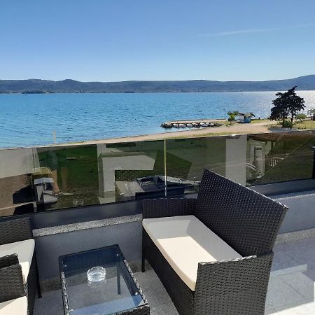 Apartman Prvi Red Do Mora Sveti Filip i Jakov Exterior foto