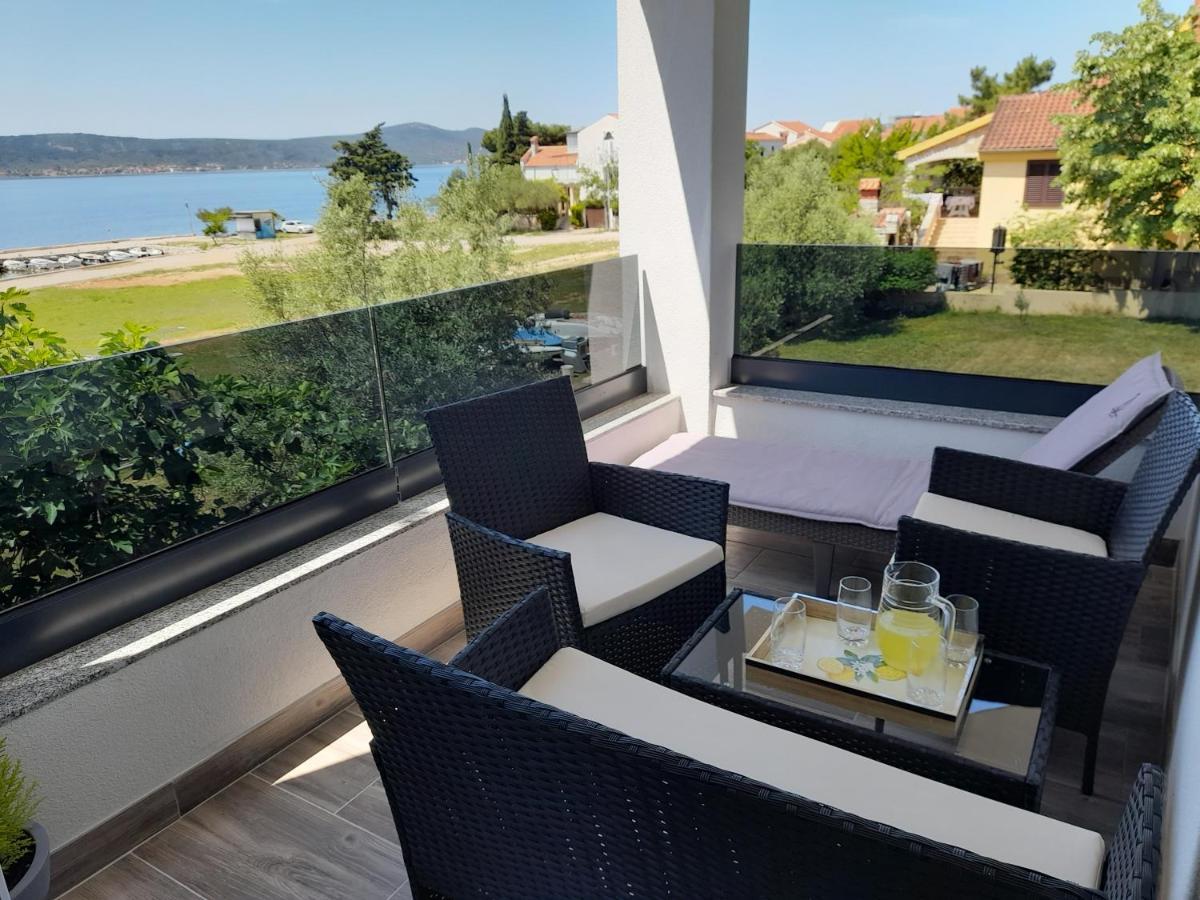 Apartman Prvi Red Do Mora Sveti Filip i Jakov Exterior foto