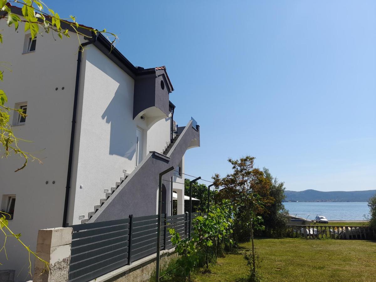 Apartman Prvi Red Do Mora Sveti Filip i Jakov Exterior foto