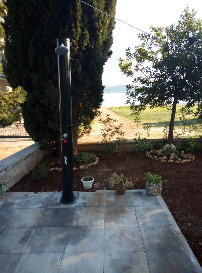 Apartman Prvi Red Do Mora Sveti Filip i Jakov Exterior foto
