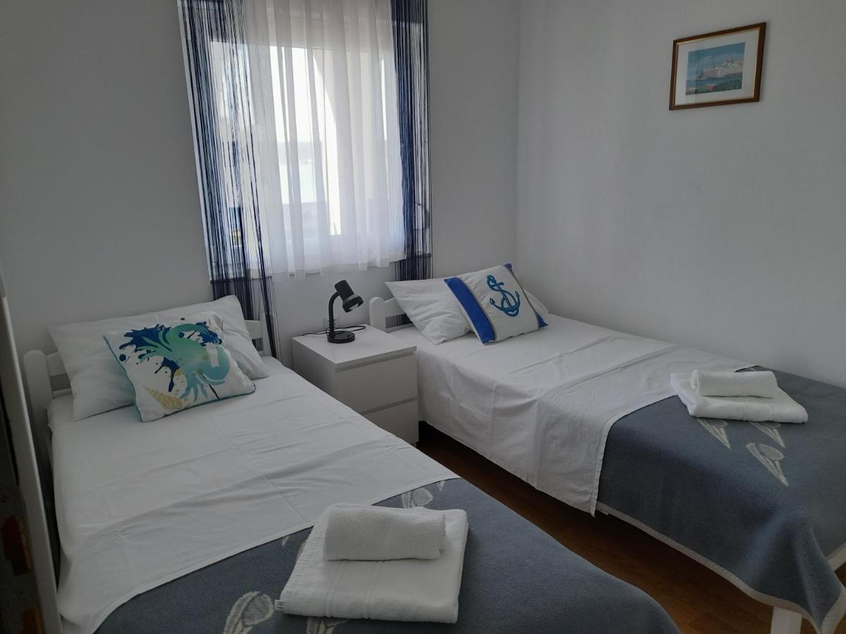 Apartman Prvi Red Do Mora Sveti Filip i Jakov Exterior foto