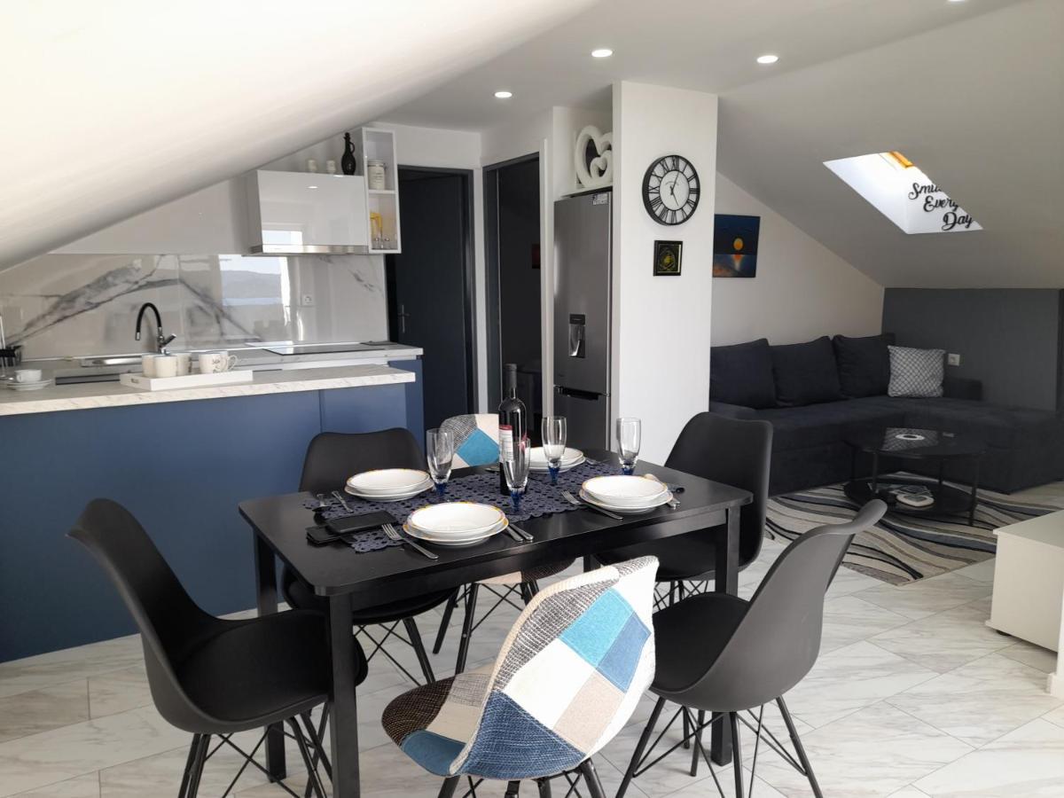 Apartman Prvi Red Do Mora Sveti Filip i Jakov Exterior foto