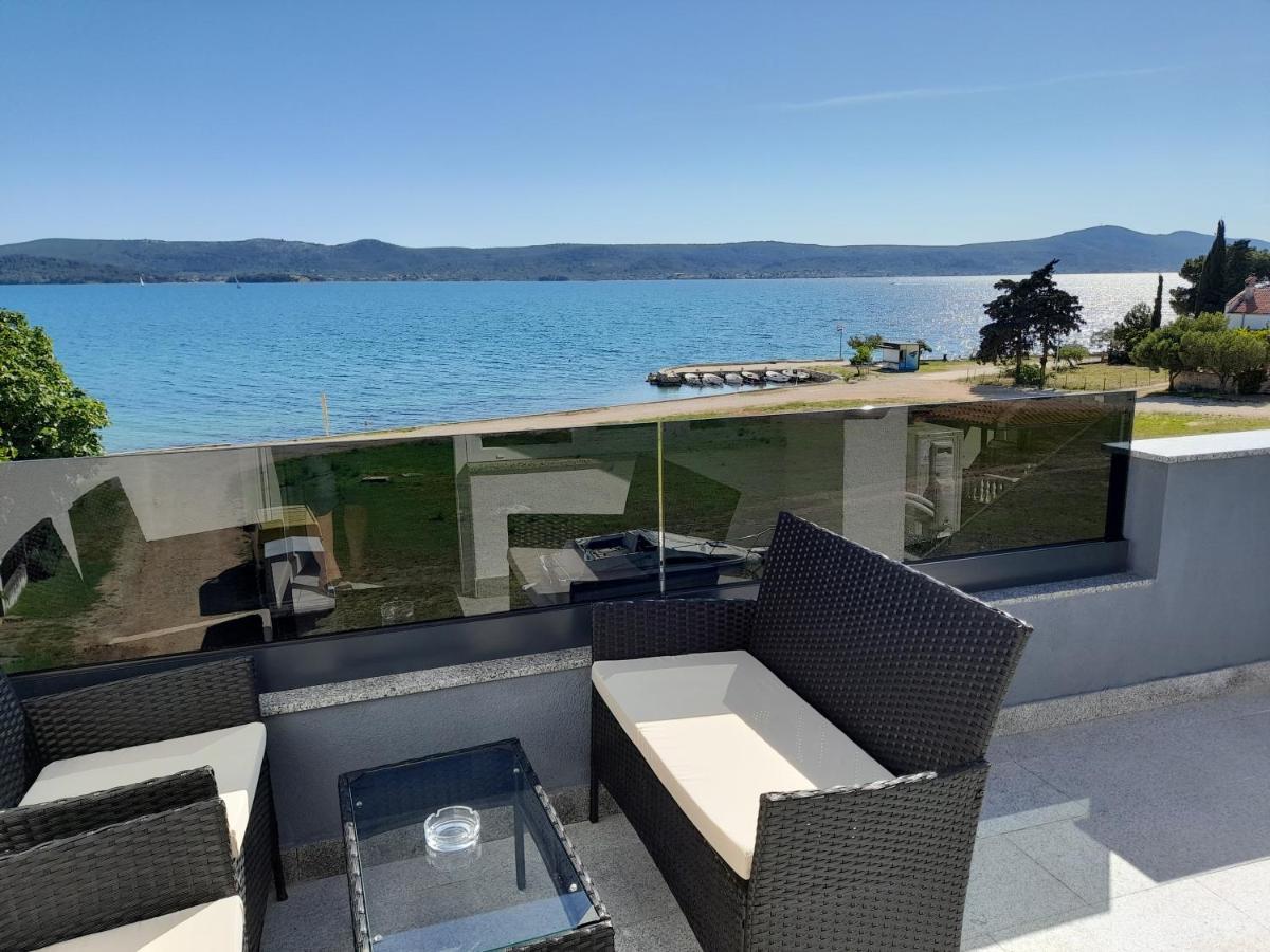 Apartman Prvi Red Do Mora Sveti Filip i Jakov Exterior foto