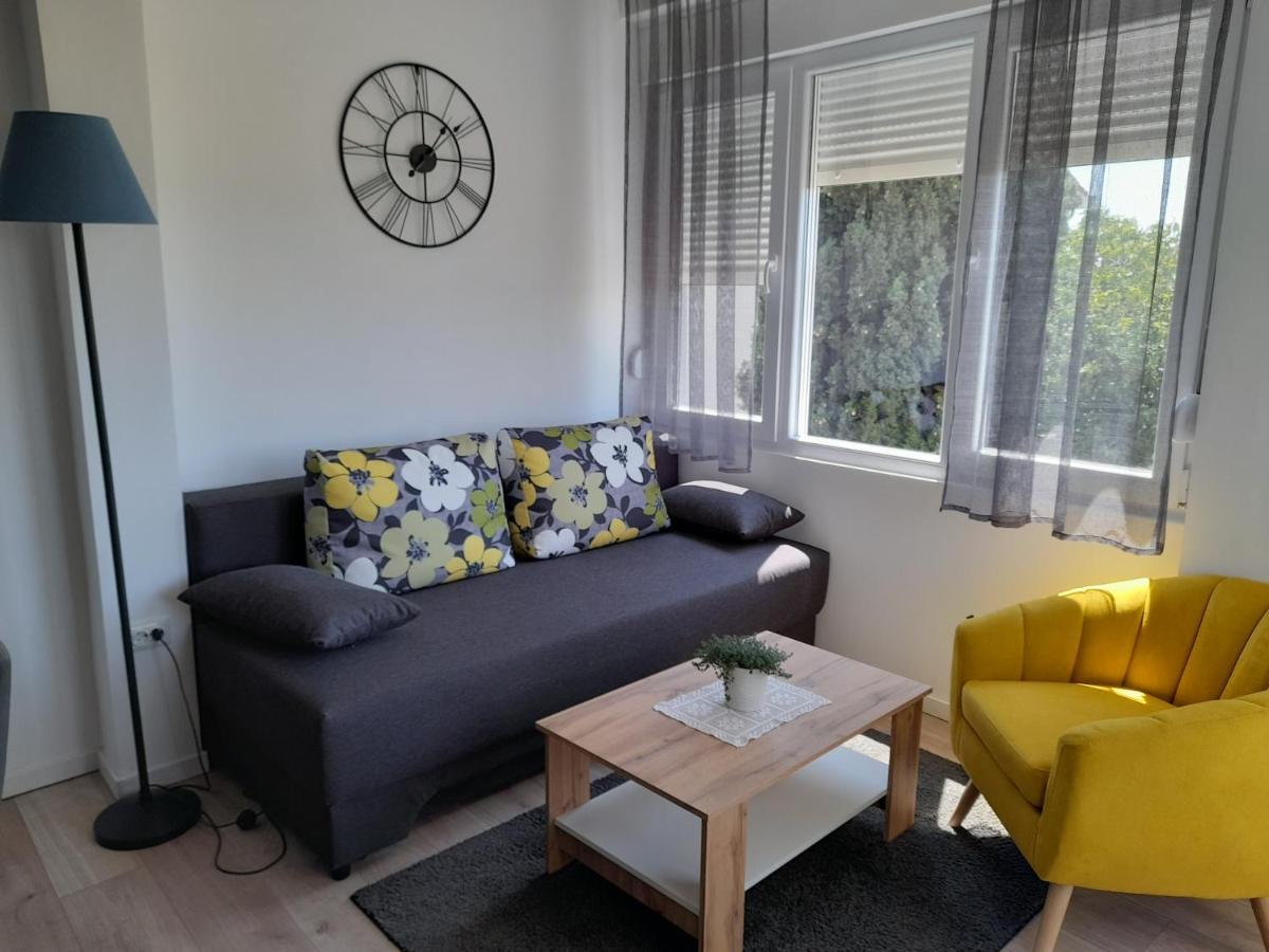 Apartman Prvi Red Do Mora Sveti Filip i Jakov Exterior foto