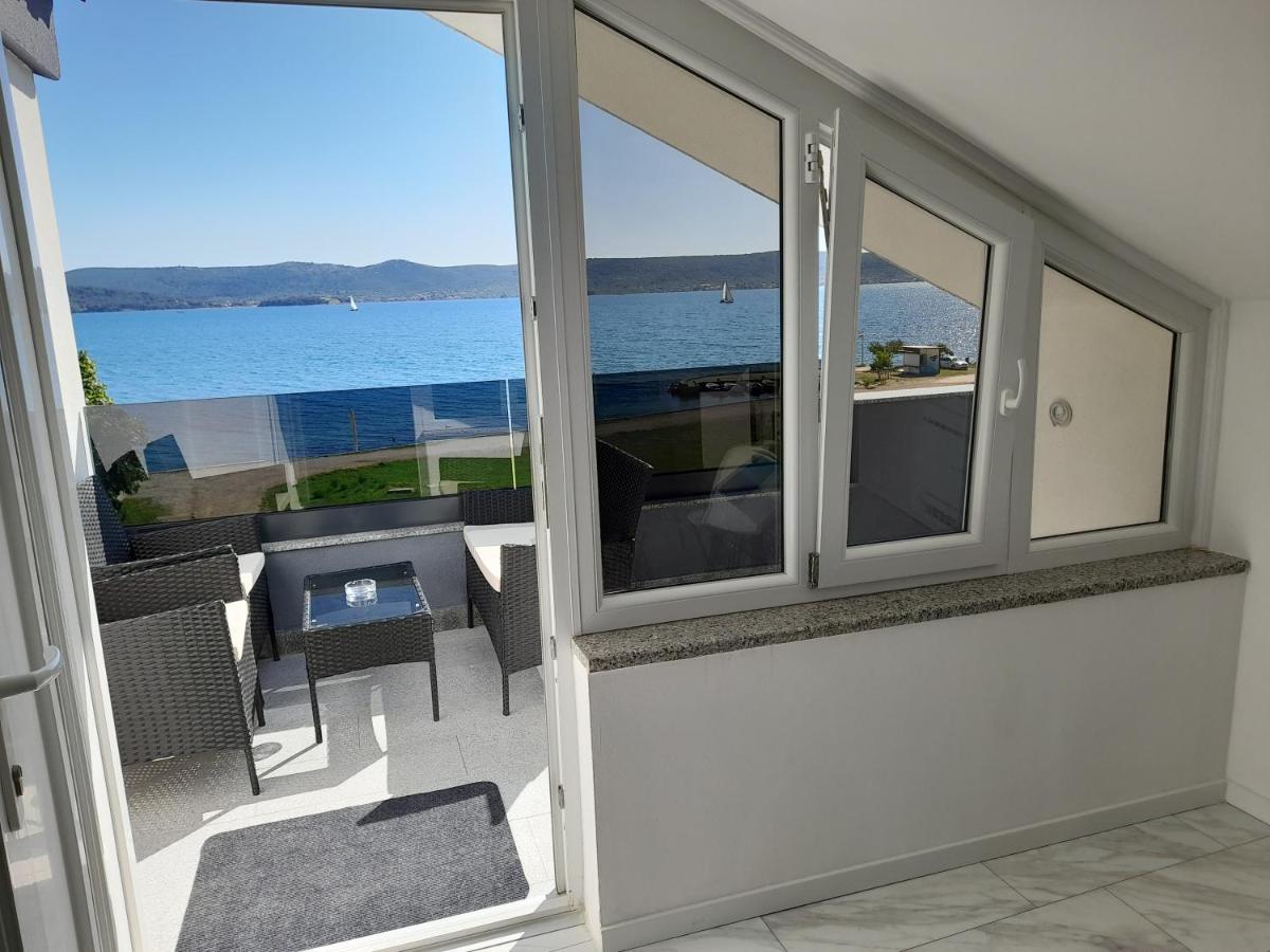 Apartman Prvi Red Do Mora Sveti Filip i Jakov Exterior foto